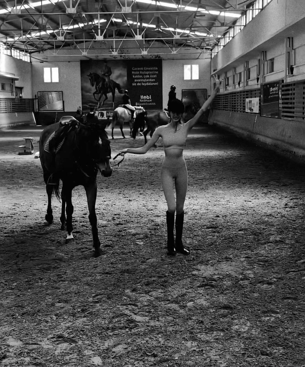 Türkiye Güzellik Kraliçesi, kendisine at hediye aldı! Şimdi de atçılığa merak sardı 11